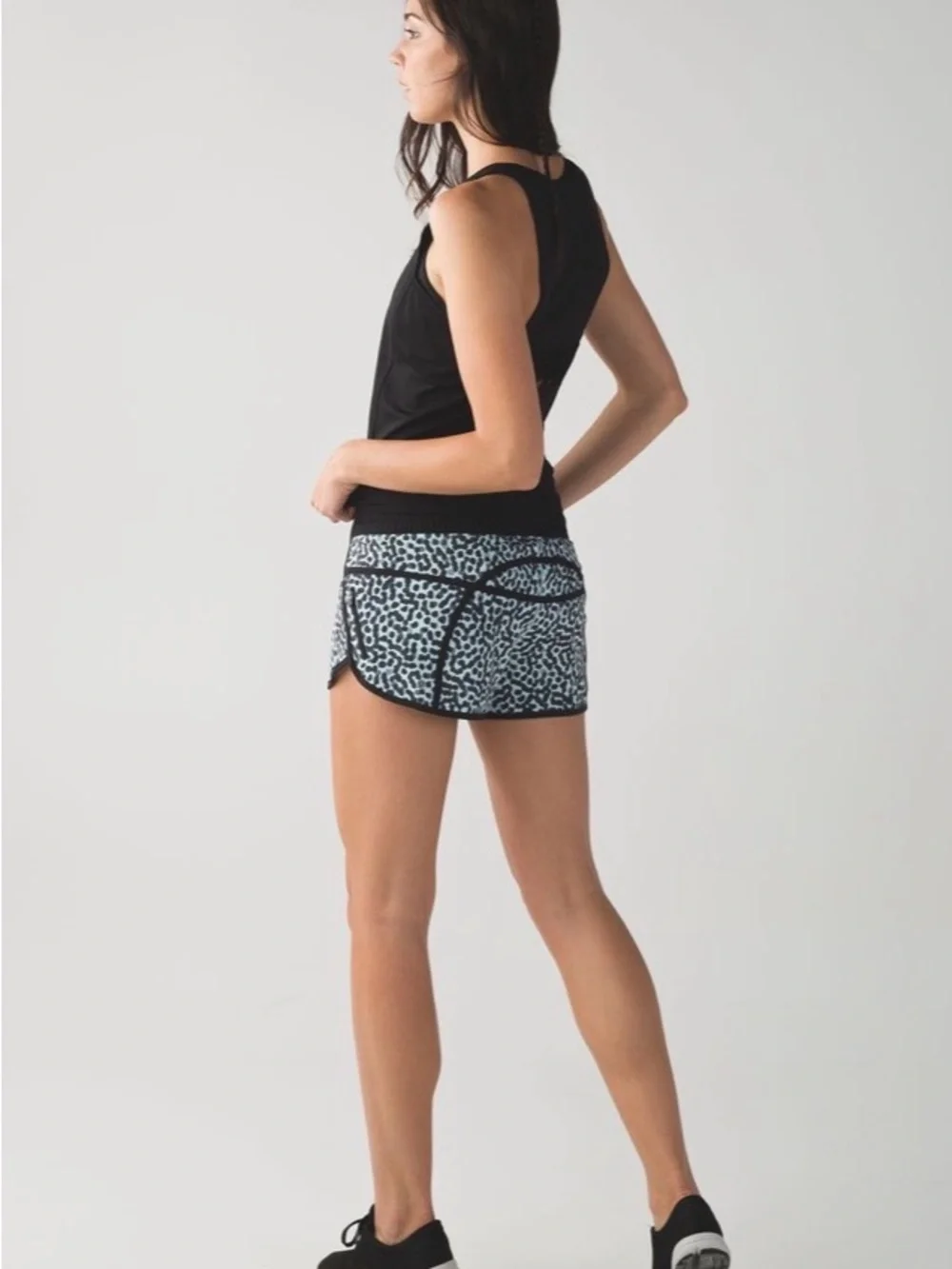 Lululemon Hotty Hot 4” Shorts Size 4 Blue Leopard
